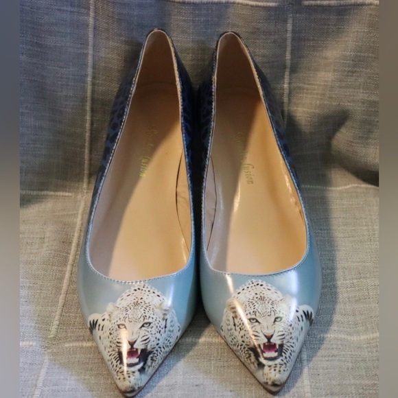Reindee Lusion size 11 heels with snow leopard and blue leopard print - Picture 4 of 9